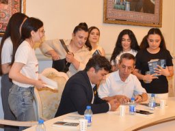 "Yerdələnin birinci mərtəbəsi"ni imzalayarkən